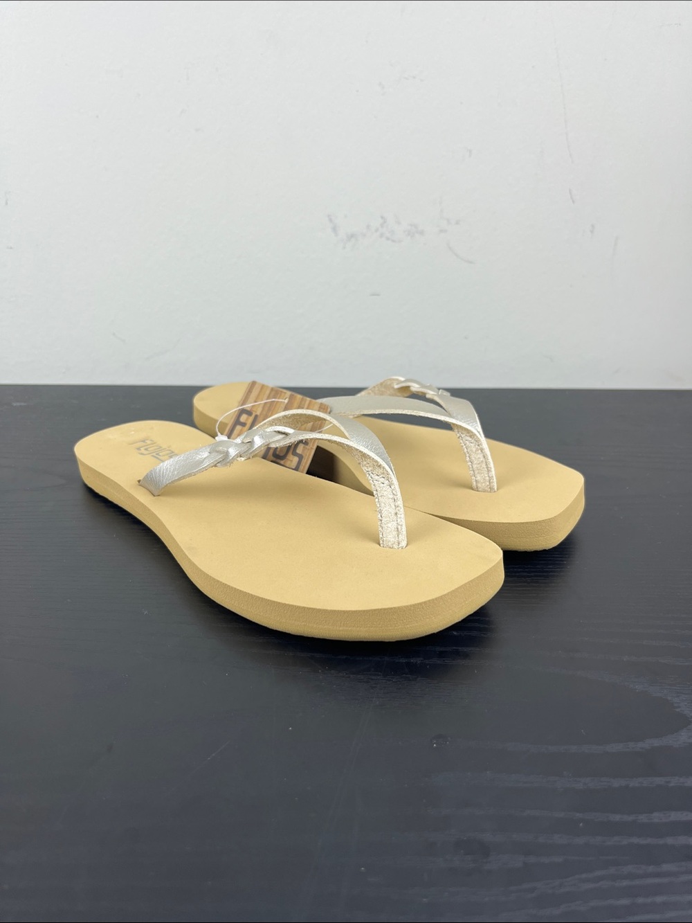 Flojos Women's Size 6 Metallic Tan Flip Flop Sandals Thong Beach Shoes NWT